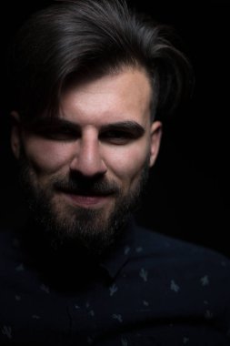 Karanlık arka plandaki genç adam.