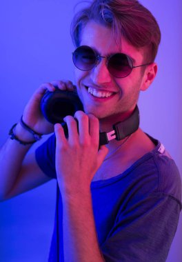 DJ gece kulübünde kulaklıklarla