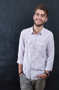 yakışıklı genç bir öğrenci 