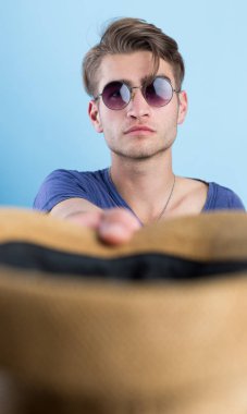 mutlu kendine güvenen genç adam