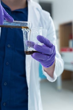 Laboratuvarda çalışan bilim adamı.