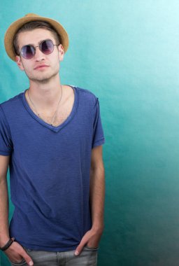 mutlu kendine güvenen genç adam