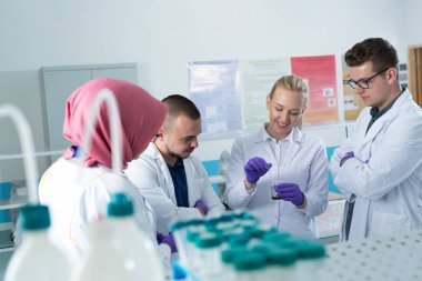 Laboratuvarda çalışan bir grup bilim adamı.