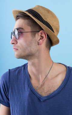 mutlu kendine güvenen genç adam