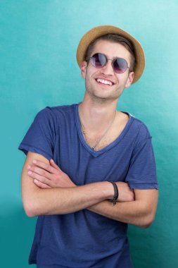 mutlu kendine güvenen genç adam