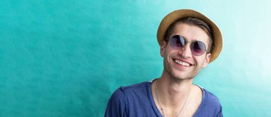 mutlu kendine güvenen genç adam