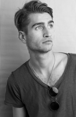 Yakışıklı genç adam. 