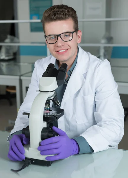 Científico trabajando en laboratorio — Foto de Stock