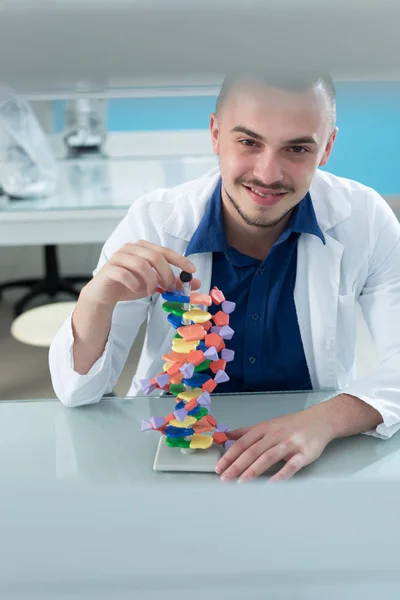 Joven investigador alegre — Foto de Stock