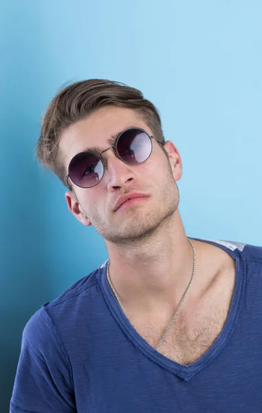 Retrato de un joven con gafas de sol . — Foto de Stock