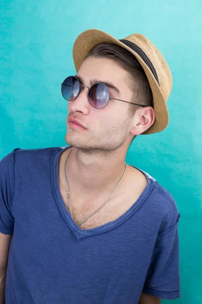 mutlu kendine güvenen genç adam