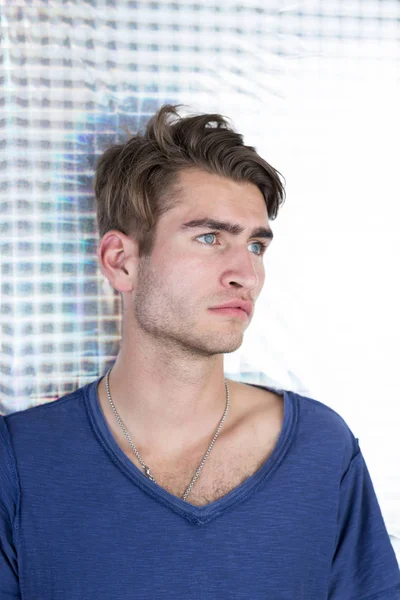 Yakışıklı genç adam. 