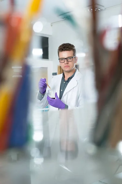 Jovem cientista trabalhando em laboratório — Fotografia de Stock