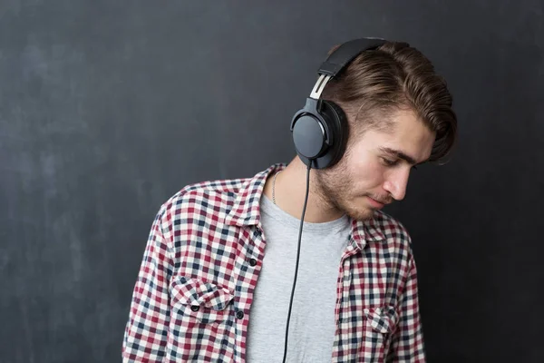 Kendine güvenen genç Dj portresi 