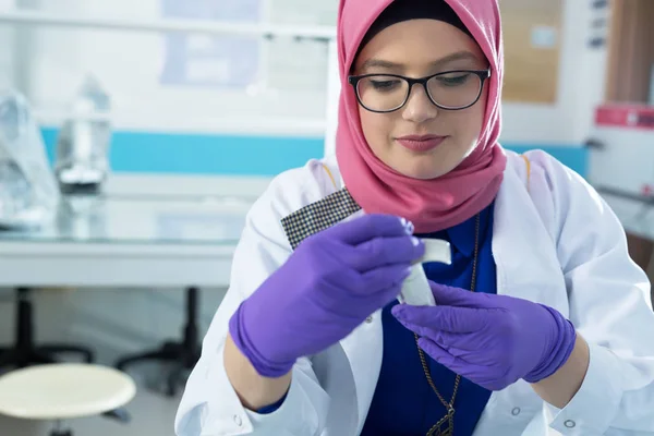 Moslim lab werknemer — Stockfoto