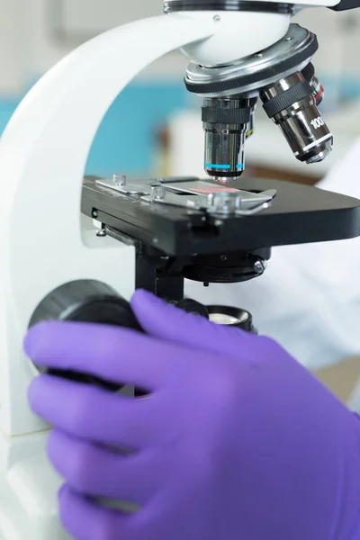 Researcher working with microscope — Stock Photo, Image