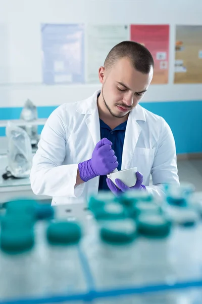 Científico en mientras uniforme — Foto de Stock