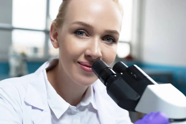 Kvinnliga forskare i ett labb — Stockfoto