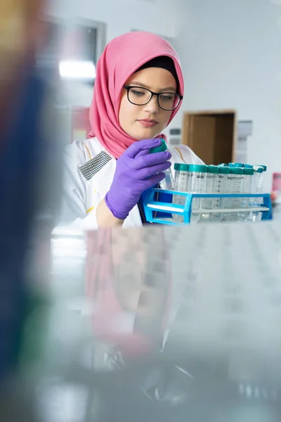 Trabajador de laboratorio musulmán — Foto de Stock