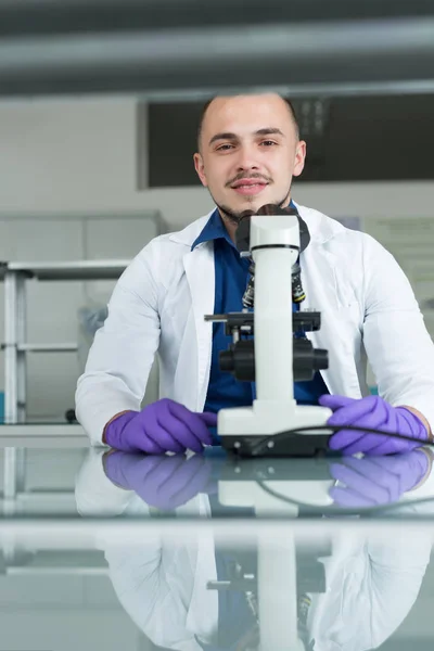 Портрет кавказького хіміка чоловічої статі — стокове фото