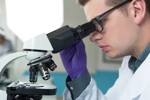 Científico joven que trabaja en el laboratorio — Foto de Stock