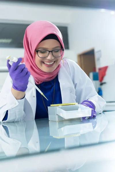 Trabajador de laboratorio musulmán — Foto de Stock