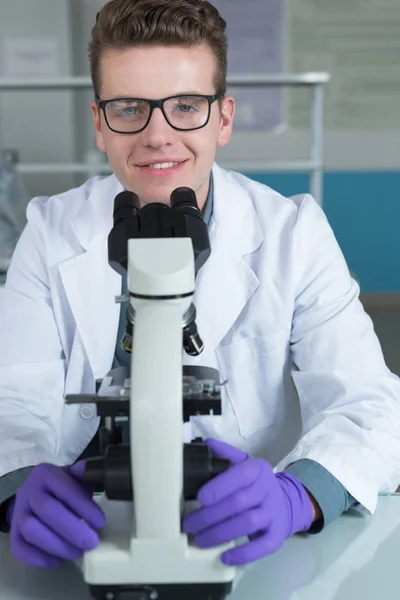 Joven doctor científico — Foto de Stock