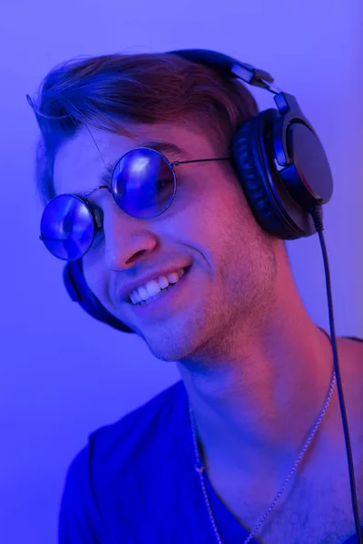 DJ gece kulübünde kulaklıklarla — Stok fotoğraf