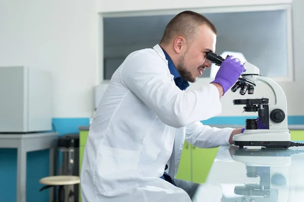 Jovem cientista médico — Fotografia de Stock