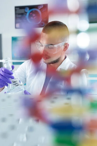 Cientista que trabalha em laboratório — Fotografia de Stock