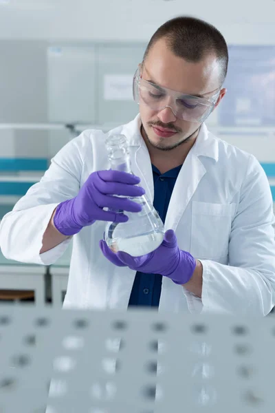 Científico trabajando en laboratorio — Foto de Stock