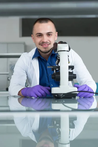 Wissenschaftler mit Mikroskop im Labor — Stockfoto