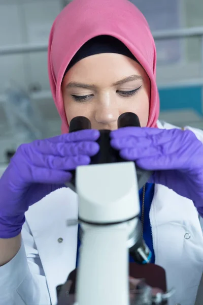 Trabajador de laboratorio musulmán con hijab — Foto de Stock