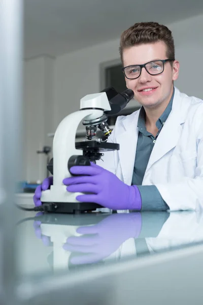 Молодий вчений, що працює в лабораторії — стокове фото