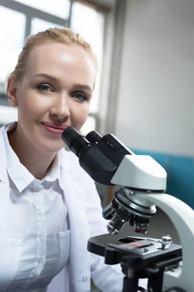 Investigadora en un laboratorio — Foto de Stock