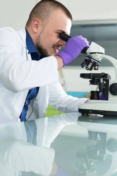 실험실에서 일 하는 젊은 과학자 — 스톡 사진