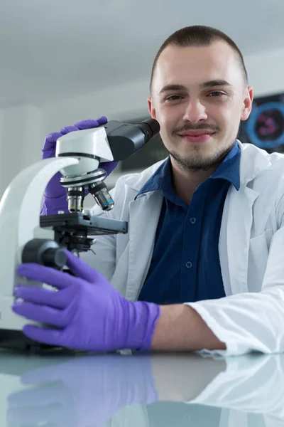 Scienziato con microscopio in laboratorio — Foto Stock