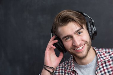 Kendine güvenen genç Dj portresi 