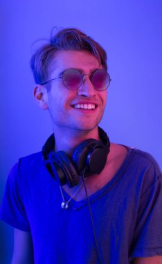 DJ gece kulübünde kulaklıklarla