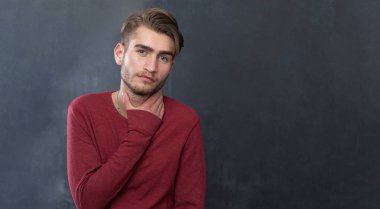 Trendy rahat genç adam 