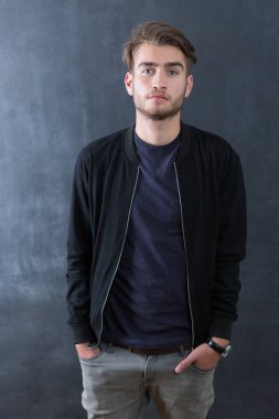 Trendy rahat genç adam 