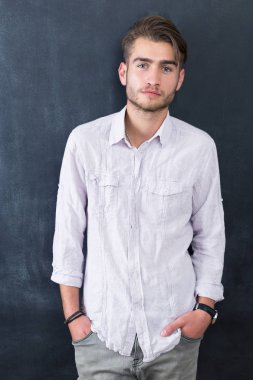 yakışıklı genç bir öğrenci 