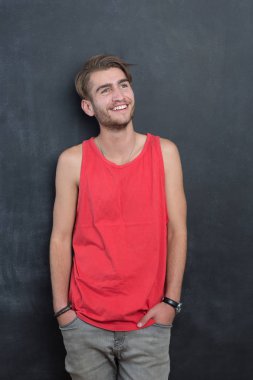 Trendy rahat genç adam 