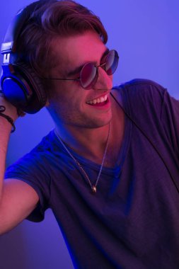 DJ gece kulübünde kulaklıklarla