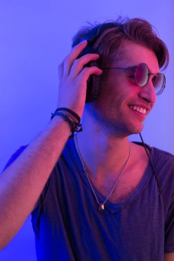 DJ gece kulübünde kulaklıklarla