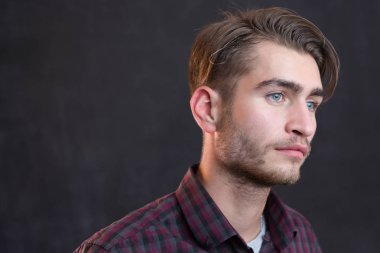 yakışıklı genç bir öğrenci 