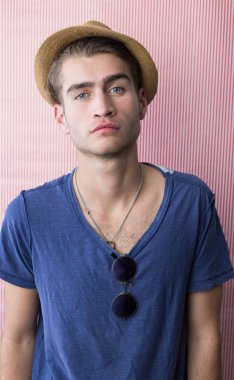 Yakışıklı genç adam. 