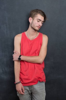 Trendy rahat genç adam 