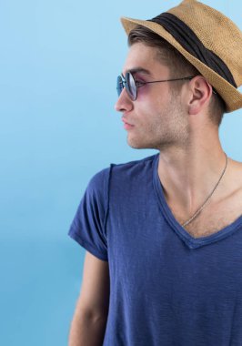 mutlu kendine güvenen genç adam