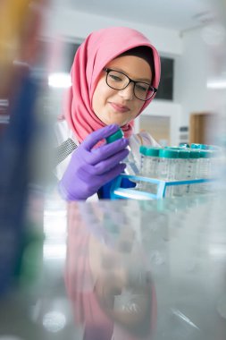 Müslüman laboratuar işçisi 
